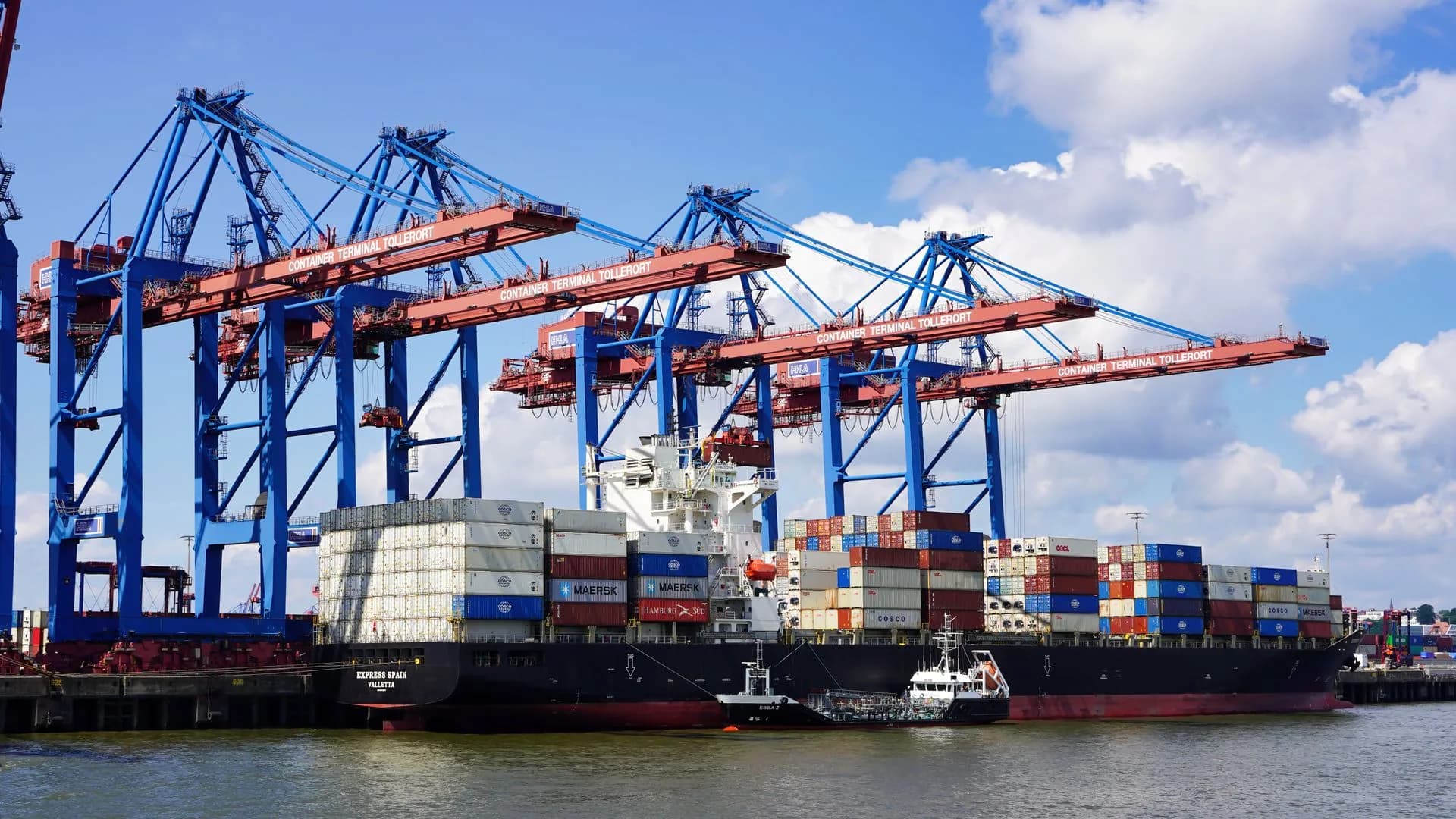 Container vessel and quay cranes during port operations